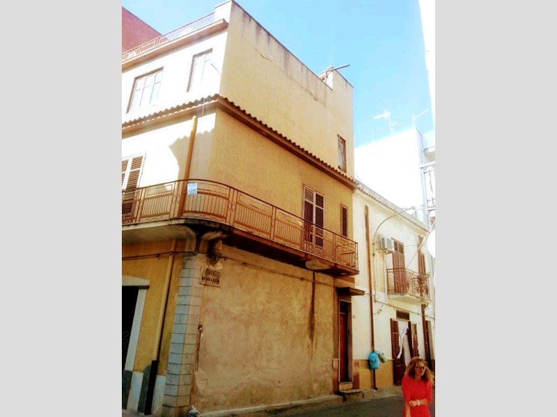 Casa Indipendente in Vendita a Partinico, zona Centrale , 20'000€, 130 m²