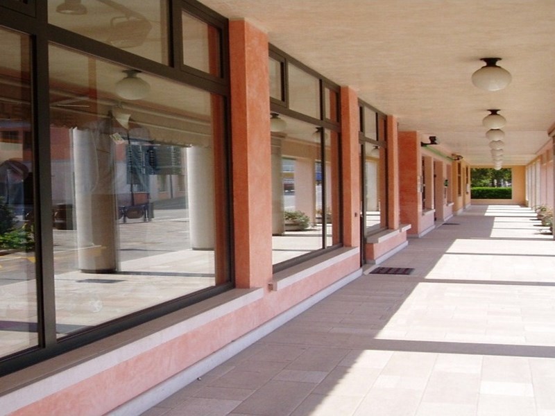 Immobile commerciale in Affitto a Ceggia, zona Centro storico, 200 m²