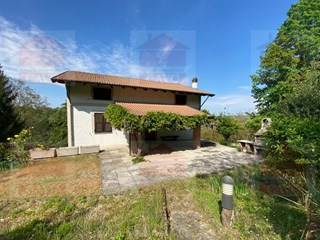 Villa in Vendita a Ovada, 300'000€, 320 m²