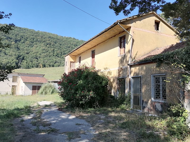 Rustico in Vendita a Avellino, zona Lioni, 160'000&euro;, 56000 m², con Box
