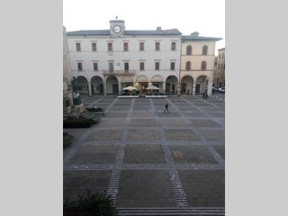 Ufficio in Affitto a Colle di Val D'Elsa, zona P.zza Arnolfo, 258€, 114 m²