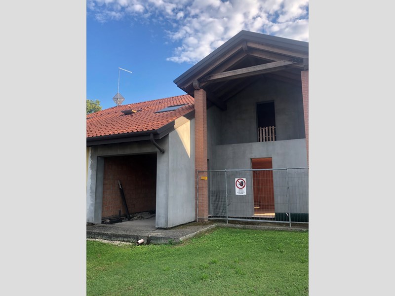 Villa bifamiliare in Vendita a Venezia, zona ASSEGGIANO, 185'000€, 100 m², con Box