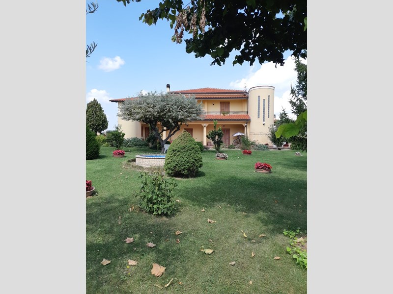 Villa in Vendita a Penne, zona Campagna, 350'000&euro;, 350 m²