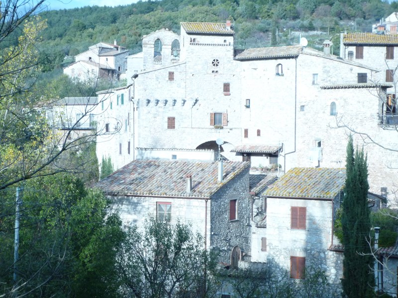 Quadrilocale in Vendita a Massa Martana, zona Viepri, 50'000€, 100 m², arredato