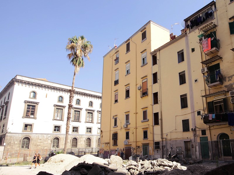 Appartamento in Vendita a Napoli, zona Tribunali, Castel Capuano, 400'000€, 250 m²