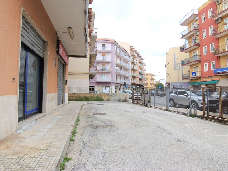 Negozio in Vendita a Siracusa, zona Via Filisto, 54 m²