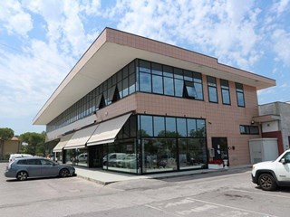 Attività commerciale in Affitto a Savignano sul Rubicone, 1'400€, 180 m²