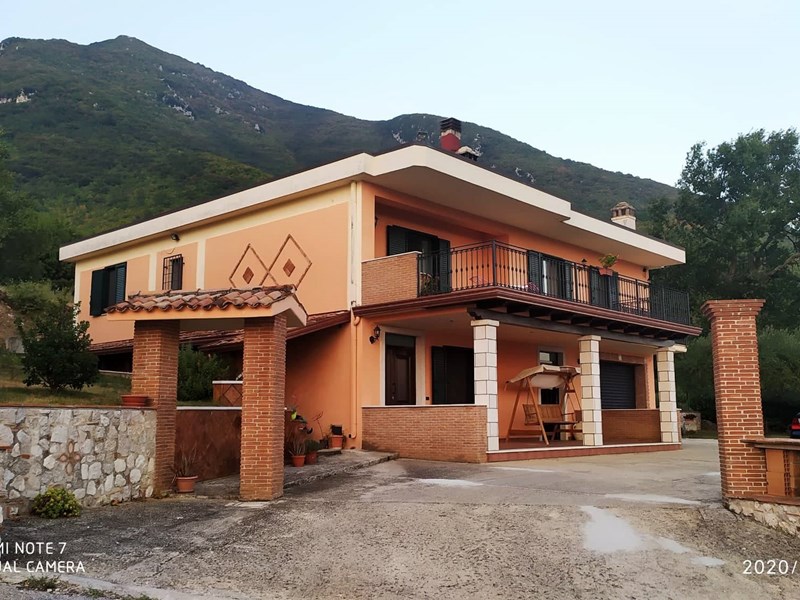 Villa bifamiliare in Vendita a Gioia Sannitica, zona calvisi, 280'000€, 1000 m², con Box