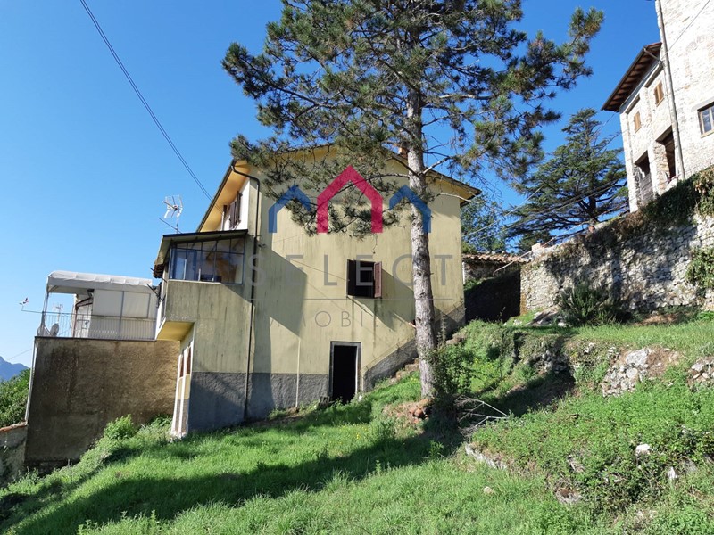 Casa Semi Indipendente in Vendita a Borgo a Mozzano, zona Rocca, 70'000€, 200 m²