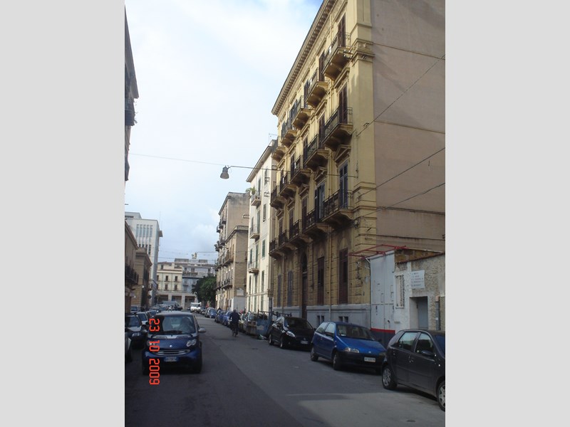 Appartamento in Vendita a Palermo, zona Via Pirri Stazione c.le, 135'000€, 175 m², arredato