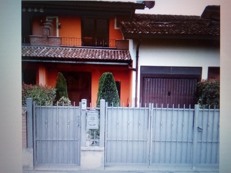 Villetta a schiera in Vendita a Chignolo Po, zona Centro, 115'000€, 130 m², con Box