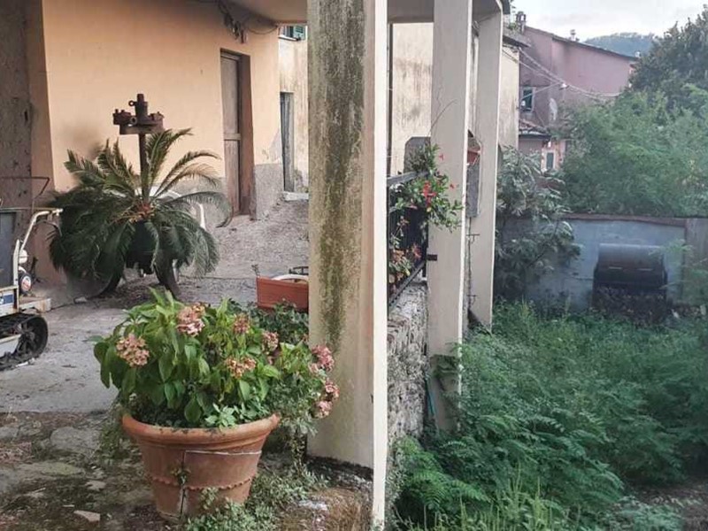 Trilocale in Vendita a Vezzano Ligure, zona Valeriano, 82'000€, 65 m²