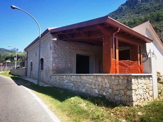 Immobile commerciale in Affitto a Roccasecca, zona via Montello, 1'000€, 80 m²