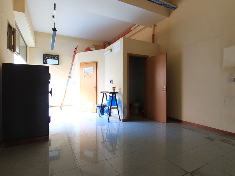 Negozio in Vendita a Siracusa, zona viale Santa Panagia, 62 m²