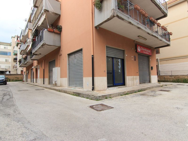 Negozio in Vendita a Siracusa, zona Via Filisto, 70'000&euro;, 54 m²