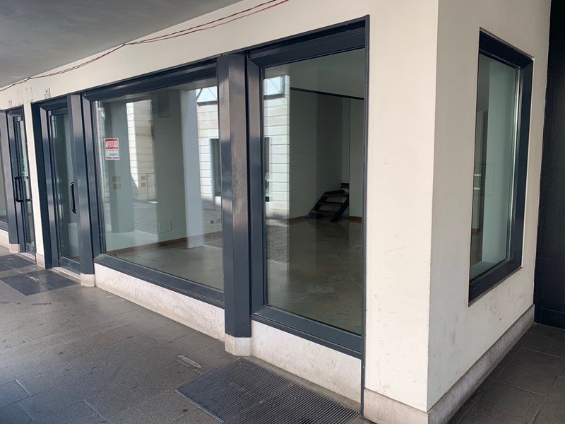 Negozio in Affitto a Castelfranco Veneto, zona Via Romanina 7 A, 1'300€, 95 m²