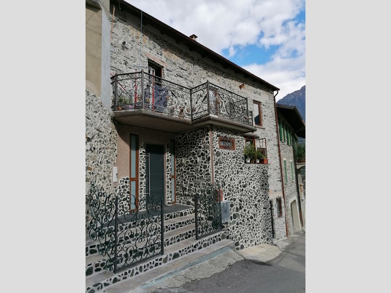 Villetta a schiera in Vendita a Losine, zona Centro, 129'000€, 442 m²