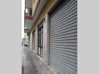 Immobile commerciale in Vendita a Brindisi, zona Via Giulio Cesare 62-64-66 - Commenda, 100'000€, 150 m²