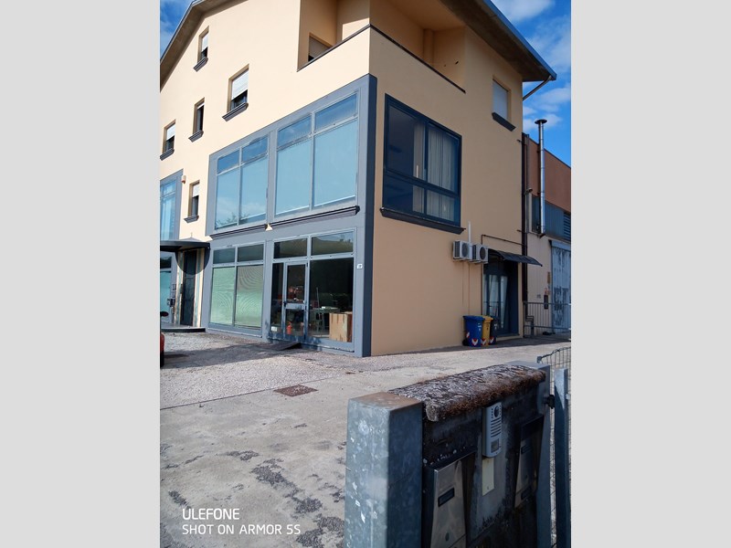 Capannone in Affitto a Forlì, zona Forlì, 400€, 90 m²