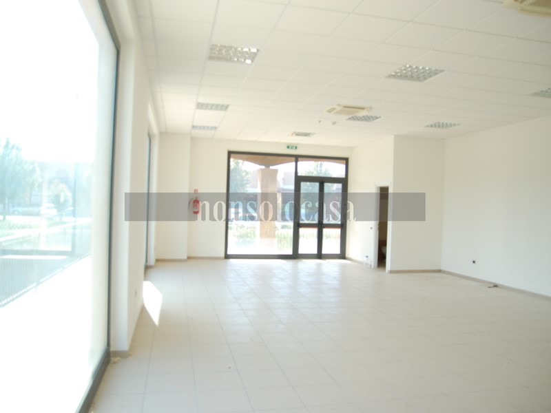 Immobile commerciale in Affitto a Collazzone, zona Collepepe, 800€, 100 m²