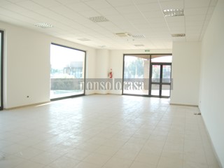 Immobile commerciale in Affitto a Collazzone, zona Collepepe, 800€, 100 m²