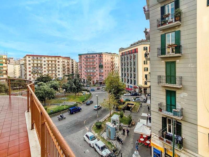 Appartamento in Affitto a Napoli, zona VOMERO, 1'800€, 145 m²