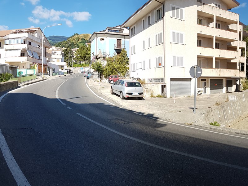 Ufficio in Affitto a Paola, zona Via Nazionale 110, 250 m²