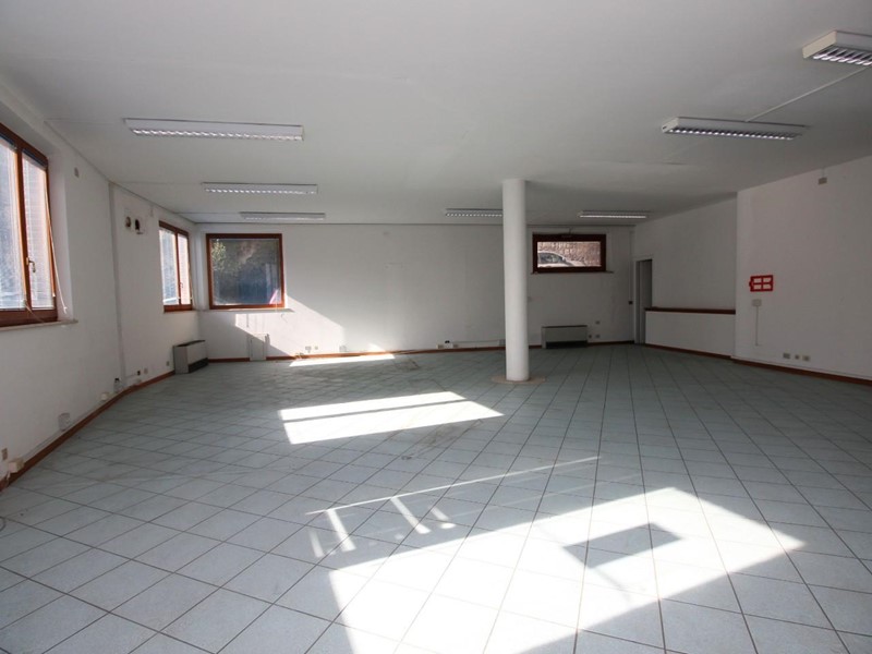 Ufficio in Affitto a Siena, 1'800€, 200 m²
