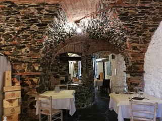 Attività commerciale in Affitto a Sarzana, 600€, 100 m², arredato