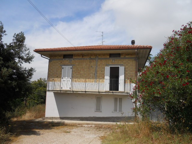 Casa Indipendente in Vendita a Controguerra, zona Panoramica, 140'000€, 200 m²