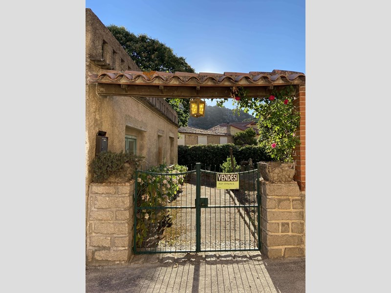 Villa in Vendita a Aggius, zona Aggius, 150'000€, 155 m², con Box