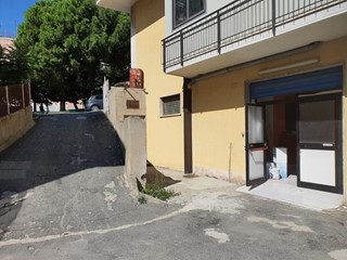 Ufficio in Vendita a Catanzaro, zona Piano Casa, 135'000&euro;, 250 m²
