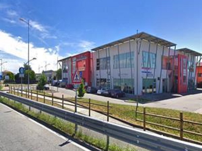 Immobile commerciale in Vendita a Suisio, 73'828€