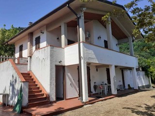 Casa Indipendente in Vendita a Sarzana, zona Colline Sarzana, 258'000&euro;, 140 m², arredato, con Box