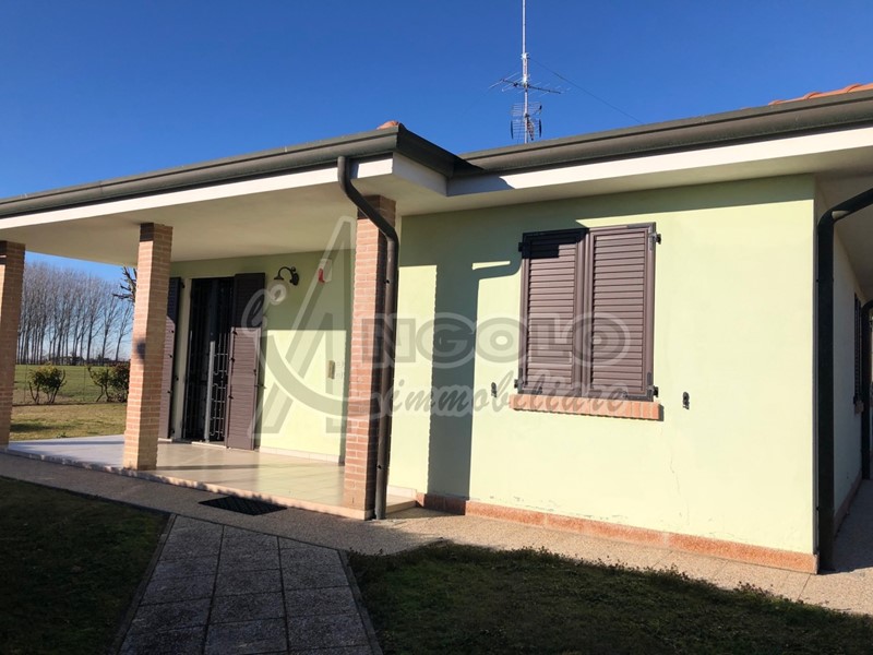 Villa in Vendita a Stienta, 210'000€, 149 m²