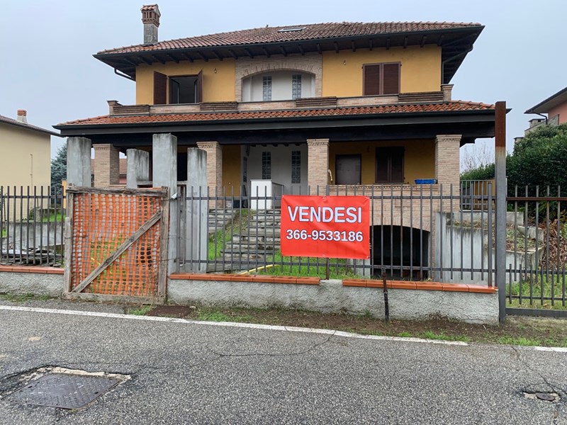 Villa bifamiliare in Vendita a Albuzzano, zona Centro, 330'000€, 300 m²