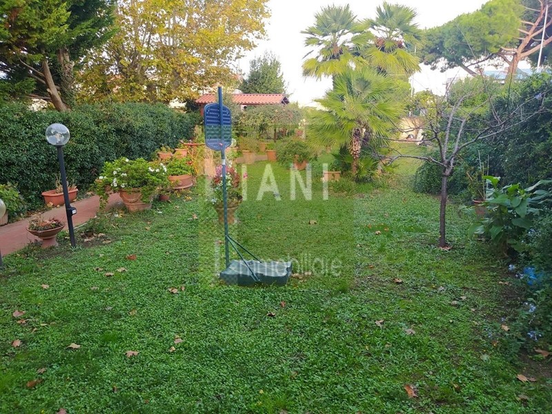 Villetta a schiera in Vendita a Livorno, zona Montenero, 640'000&euro;, 260 m², con Box