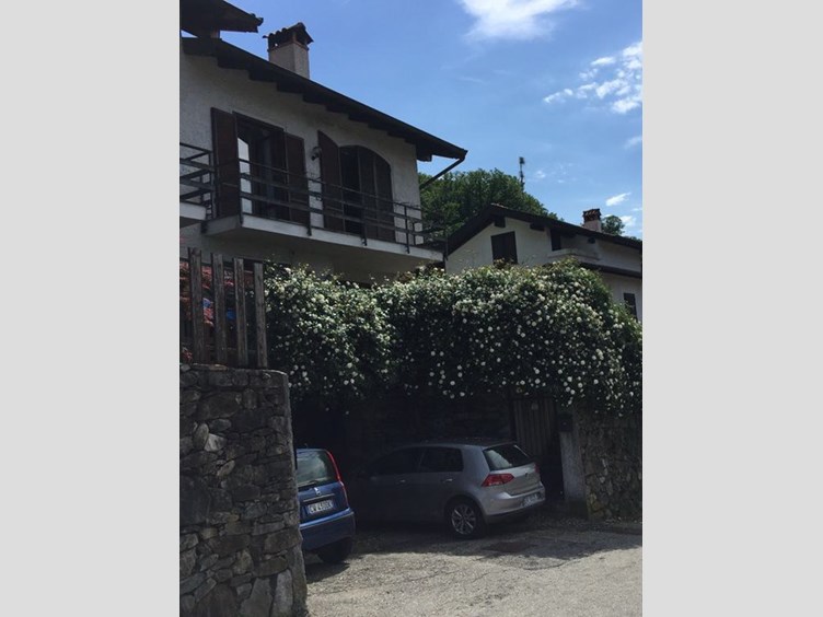 Villa bifamiliare in Vendita a Meina, zona Lago d’Argento , 270'000€, 271 m²