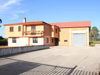 Capannone in Vendita a Latina, zona via PONTINA, 970'000€, 1042 m²