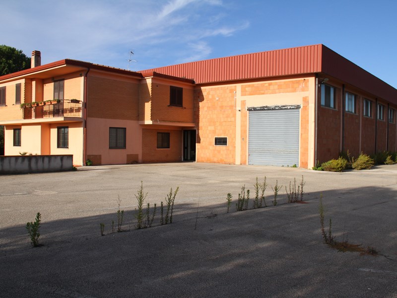 Capannone in Vendita a Latina, zona via PONTINA, 970'000€, 1042 m²