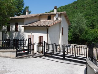 Casa Indipendente in Vendita a Nocera Umbra, zona Boschetto, 115'000€, 220 m², arredato