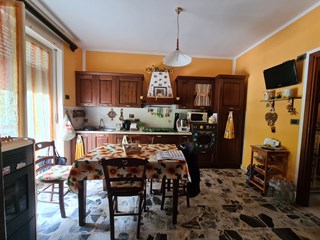 Appartamento in Vendita a Pont Canavese, zona Pont canavese, 49'000€, 90 m², arredato, con Box