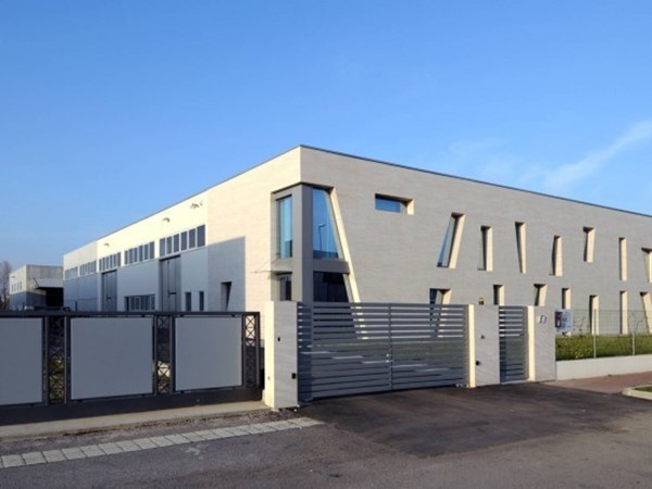 Capannone in Vendita a Pietrasanta, 755 m²