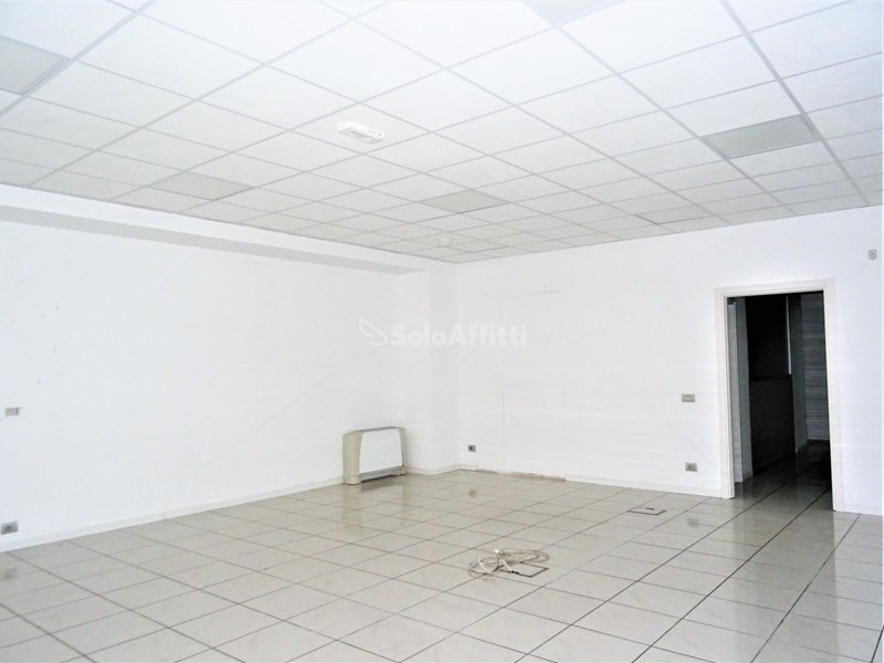 Ufficio in Affitto a Senigallia, 1'600€, 220 m²