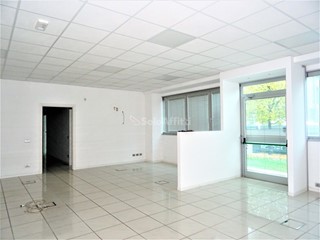 Ufficio in Affitto a Senigallia, 1'600€, 220 m²