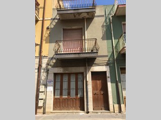 Casa Indipendente in Vendita a Vittoria, zona Piazza Gramsci, 60'000€, 180 m²
