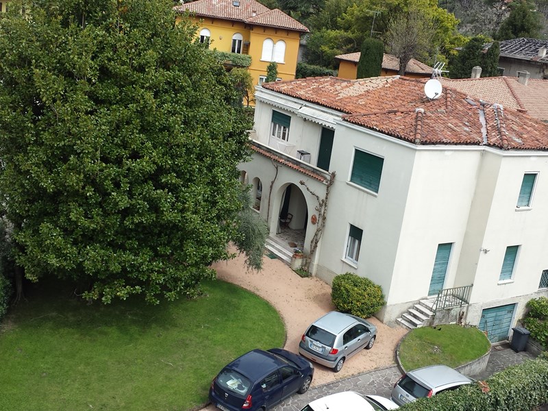 Villa in Vendita a Salò, zona Loc.Barbarano, 250 m², con Box