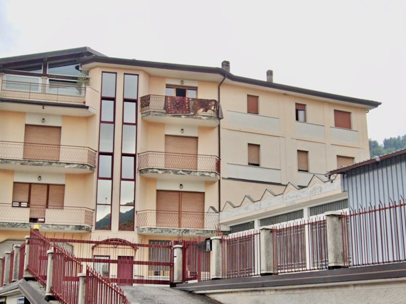 Appartamento in Vendita a Lumezzane, zona Via RIVADOSSI , 402'102€, 305 m², con Box