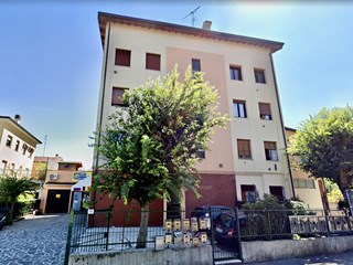 Appartamento in Vendita a Desenzano del Garda, zona Via MEZZOCOLLE , 120'000€, 83 m²