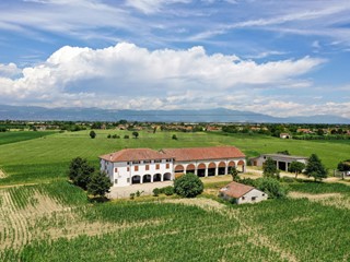 Villa in Vendita a San Pietro in Gu, zona Barche, 560'000€, 1316 m², con Box